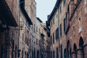 Fototapeta na wymiar Alley of the ancient city of San Gimignano