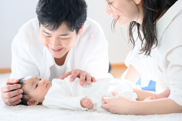 Fototapeta na wymiar 赤ちゃんをあやすアジア系のお母さんとお父さん　