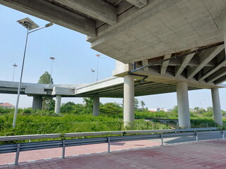 Obraz premium Reinforced concrete structure of railway bridges in urban areas
