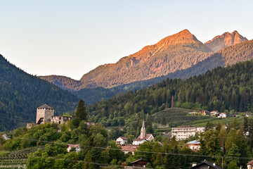 Fototapeta na wymiar Alpenglühen beim Sonnenaufgang über Völlan bei Lana, Bozen, italien