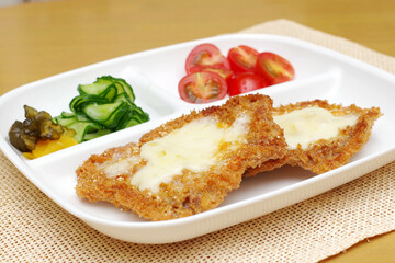極薄のトンカツと付け合わせ