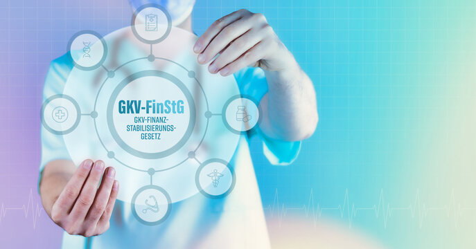 GKV-FinStG (GKV-Finanzstabilisierungsgesetz). Medizin in der Zukunft. Arzt hält virtuelles Interface mit Text und Icons im Kreis.