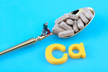 Calcium supplement for the needs of the elderly in miniature