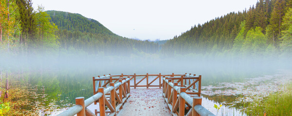 Morgendliche Wasserverdunstung über dem See - Erstaunliche Herbstlandschaft mit Karagol (Schwarzer See) - Ein beliebtes Ausflugsziel Schwarzes Meer, Savsat, Artvin