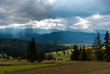  burzliwy poranek w gorach © Pawel