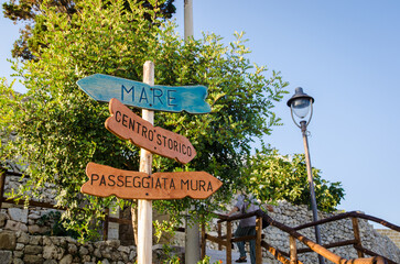 Le indicazioni per alcuni sentieri che girano intorno a Castro, borgo del Salento, in Puglia
