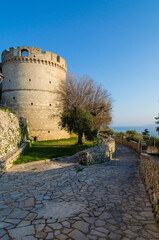 Un torrione del castello di Castro, borgo marinaro del Salento in Puglia, illuminato dalla luce del tramonto