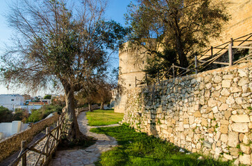Fototapeta na wymiar Il sentiero che segue le mura del castello di Castro, borgo del Salento in Puglia
