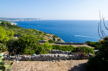 Il panorama della costa e del mare di Castro, borgo del Salento in Puglia visto dal sentiero che aggira il castello
