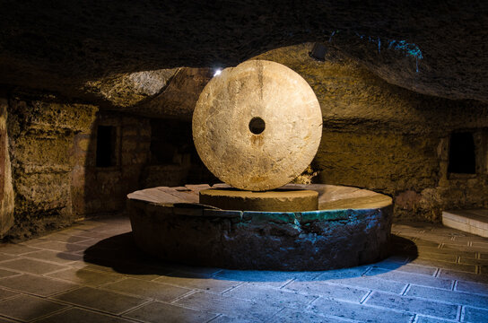 La macina del frantoio ipogeo di Presicce, borgo del Salento in Puglia