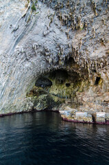 L'ingresso della Grotta Zinzulusa nella scogliera vicino a Castro, borgo del Salento in Puglia,...