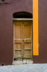La porta di una casa colorata del borgo di Ghizzano in provincia di Pisa, in Toscana