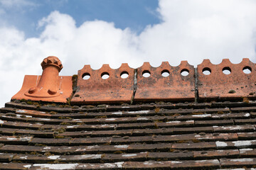 Clay decoration elements at top of the roof
