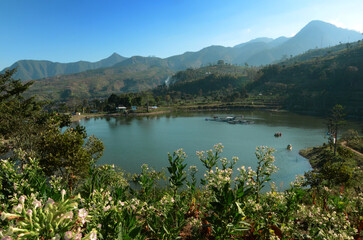 Fototapeta na wymiar View of the blue lake with green natural scenery