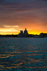 Un tramonto rosso fuoco sul bacino di San Marco a Venezia in una giornata autunnale