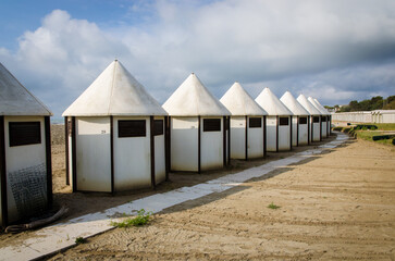 Una fila a semicerchio di cabine di uno stabilimento balneare del Lido di Venezia chiuse per la stagione invernale