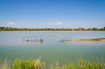 Caratteristico paesaggio della laguna nord di Venezia verso Lio Piccolo con delle reti da pesca in...