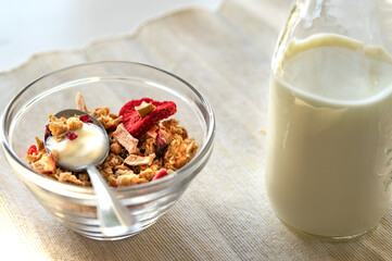 Müsli Cerealien mit Trockenfrüchten Joghurt und Milch