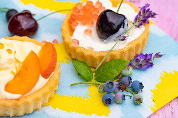 Mini Tarts mit Creme und Obst