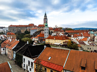 Obraz premium Picturesque autumn cityscape of Cesky Krumlov overlooking its historic centre and ancient Castle on bank of Vltava river, Czech Republic