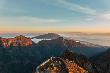 Panoramisch uitzicht vanaf de Roque de los Muchachos van het nationale park Caldera de Taburiente, het natuurpark Cumbre Vieja, Tenerife, La Gomera en El Hierro op het eiland La Palma. Canarische eilanden.
