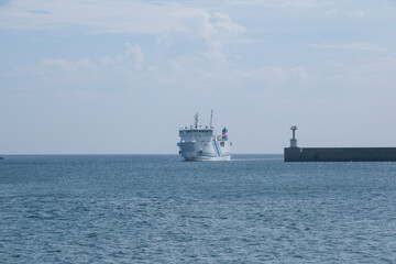 印通寺港へ到着するフェリー船