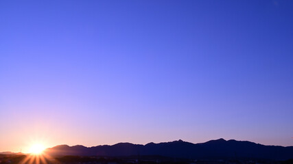 日本の山脈に沈む夕日