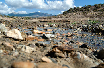 Paisaje pantano, primer plano de agua y piedras