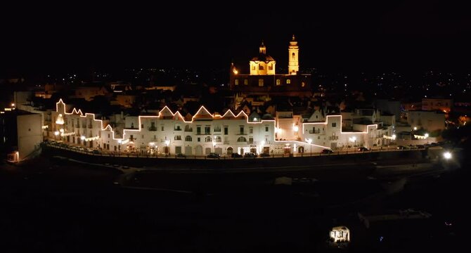 Locorotondo di notte a Natale vista dal drone