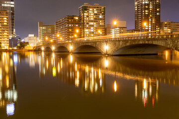 萬代橋とビルの夜景