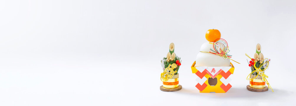 Japanese New Year. Kagami mochi and Kadomatsu on the white background. 日本のお正月。白背景上の鏡餅と門松。