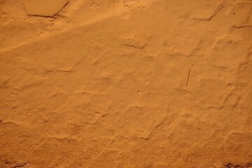 Goldbraune Erdfläche mit Muster unter Wasser bei Sonne im Herbst