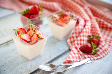 Vanilla panna cotta with strawberry sauce