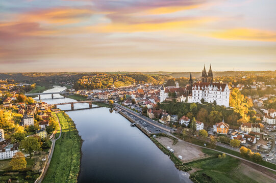 Panorama Luftbild der Stadt Meißen an der Elbe mit historischer Altstadt und Schloss Albrechtsburg beim Sonnenuntergang im Herbst, Sachsen, Deutschland