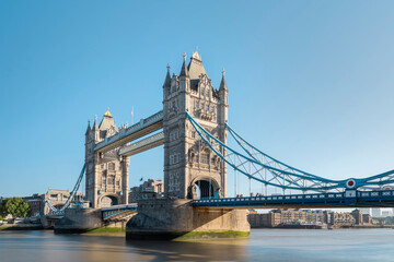 Fototapeta na wymiar Tower Bridge on a sunny