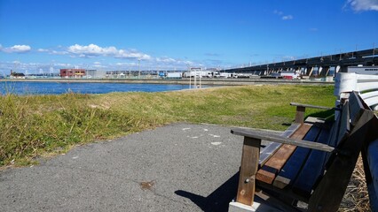 瀬戸内海を見渡すベンチがある風景【香川県綾歌郡宇多津町】