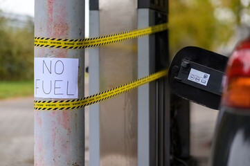 A pump at a gas station without fuel and a no fuel sign, due to a shortage of fuel truck drivers. © Marina Gordejeva