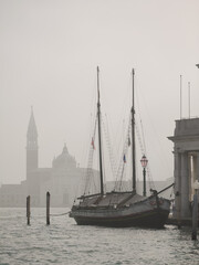 venice foggy morning mglisty poranel w Wenecji - obrazy, fototapety, plakaty