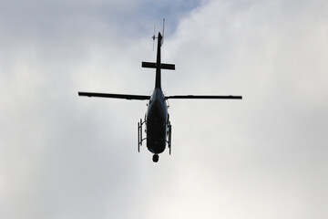 Helikopter policji polskiej w akcji poszukiwawczej na niebie. Zaginiony. - obrazy, fototapety, plakaty