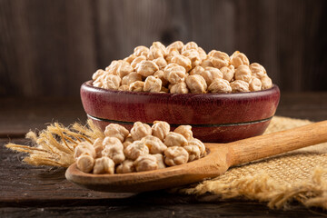 Raw chickpeas in the bowl.