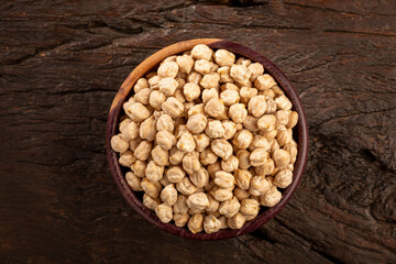 Raw chickpeas in the bowl.