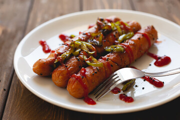 Grilled sausages with green peppers and ketchup