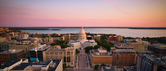Aerial view of the Wisconsin State Capitol - obrazy, fototapety, plakaty
