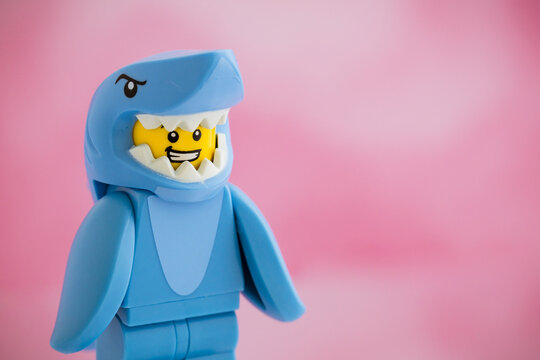 Dortmund - Deutschland 27. Oktober 2022 Lego Minifigure Mann im Hai Kost&uuml;m