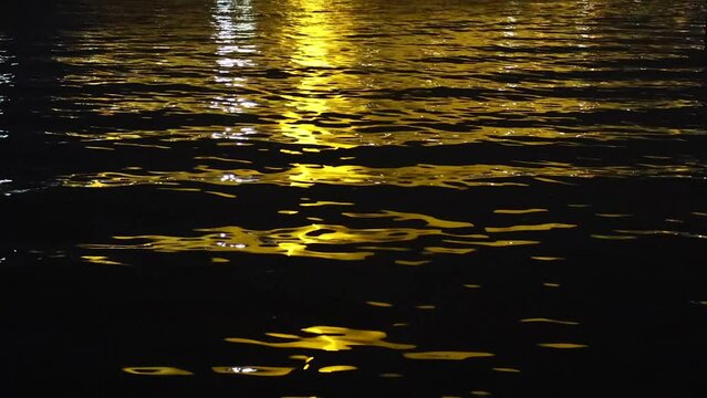 Reflets de couleur dor&eacute;e sur vagues