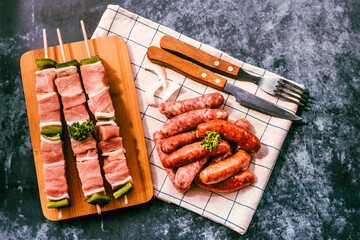 Brochettes et saucisses à griller