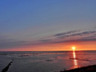 Fototapeta premium Sonnenuntergang am Wattenmeer bei Ebbe