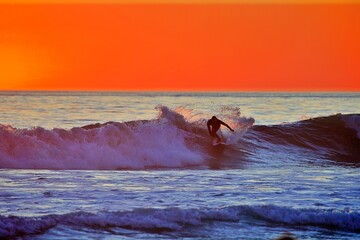 Surfing im Sonnenuntergang