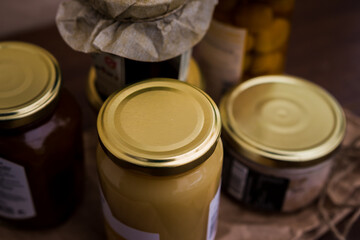 Bocaux et conserves de produits alimentaires dans une corbeille