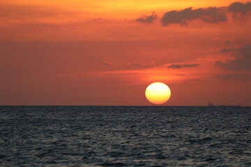 Sonnenuntergang &uuml;ber Ozean